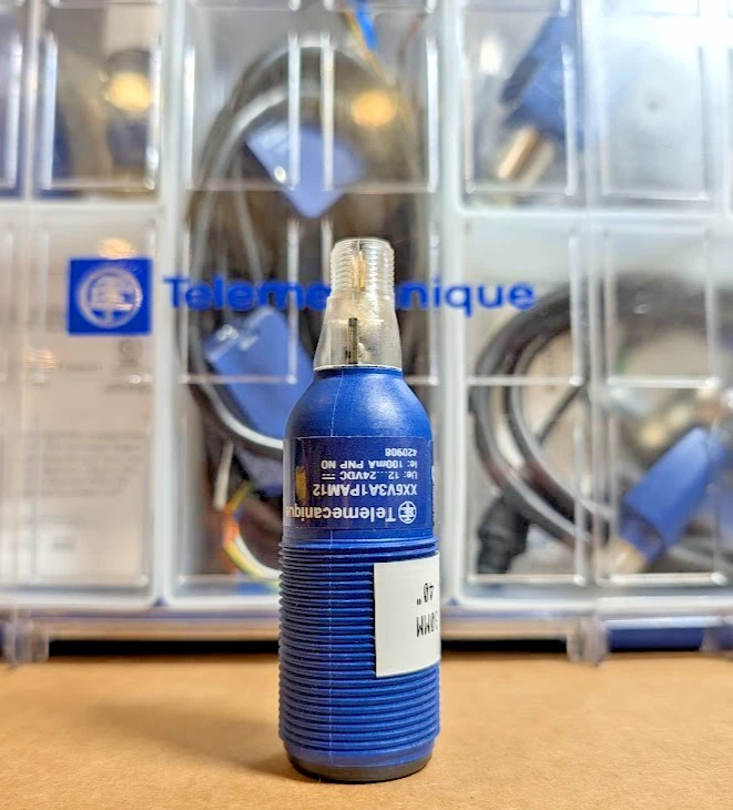 Telemecanique XX6V3A1PAM12 Ultrasonic Sensor Cyl. M30,PNP-1NO, 24V, M12(NewNB) - Image 2 of 4