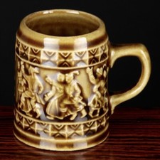 1 (von 2) Schnapsglas Keramik Henkelkrug kleiner Krug Relief Motive ReUse alt