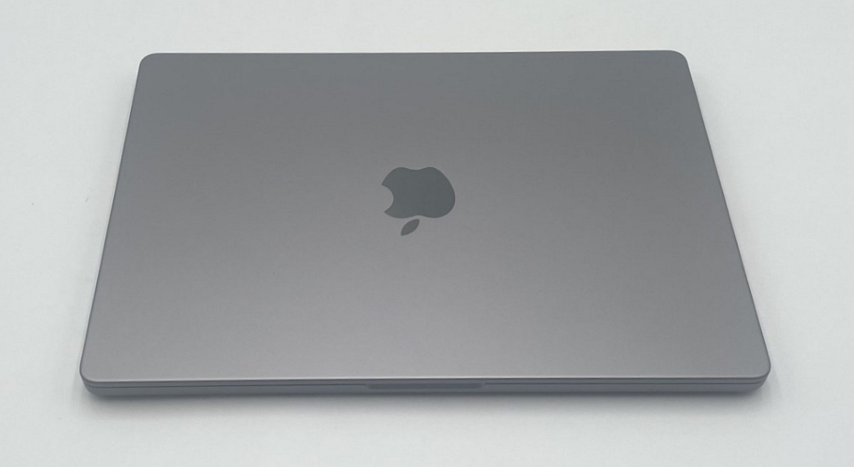 Apple MacBook Pro A2485 M1 Pro Chip 32GB RAM 512GB SSD Sequoia