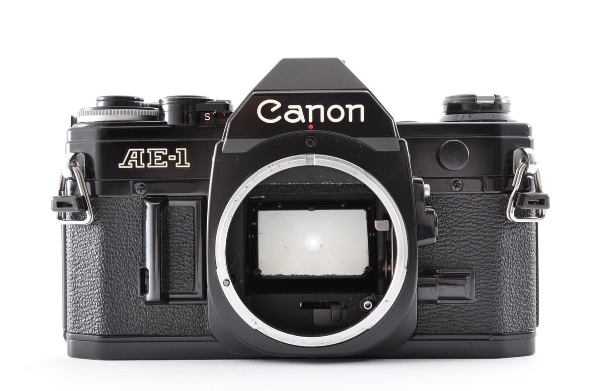 Canon AE-1 Black / Lens Zoom New FD 35-105mm f/3.5-4.5 [Good