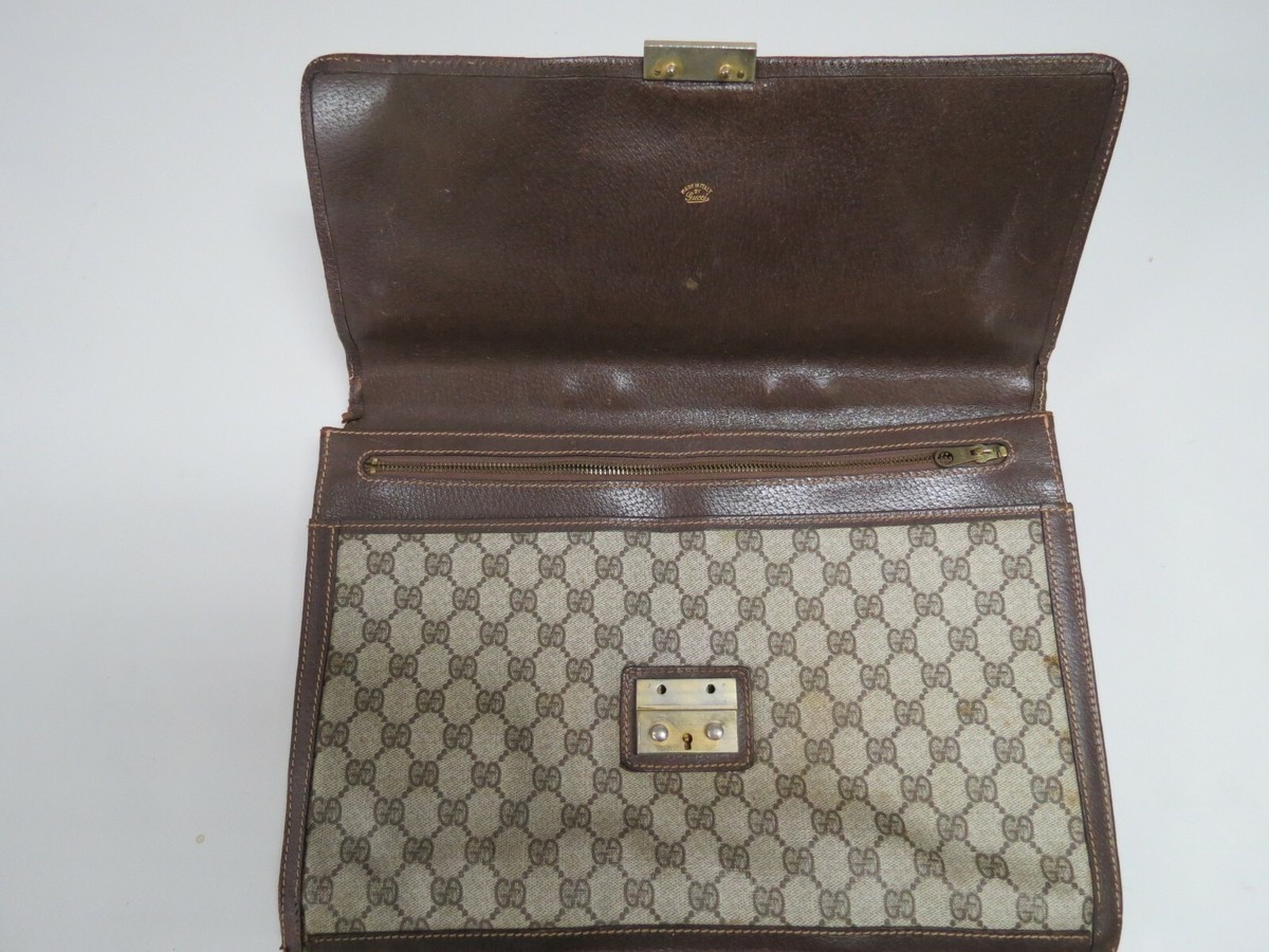 VTG Gucci made in Italy full GG Logo Gold medal clasp