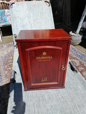 Dunhill Tabak. - Pfeifen Schränkchen. H 48cm, B 36cm, T25cm. Dunkles Holz.