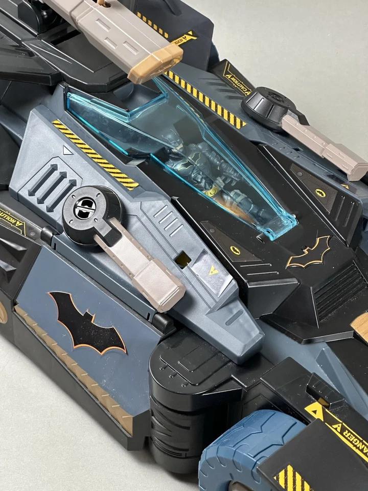 DC Comics Batman Ultimate Transforming Batimóvil to BatCave Luces Sonido 16” Foto 3 de 4