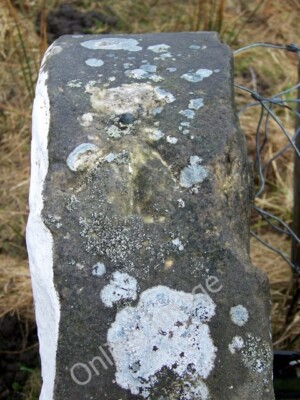 Foto 6x4 Benchmark auf Grenzstein, bei Dent Stone House\/SD7785 Die um 2010