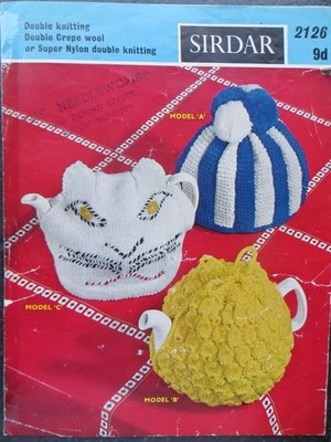 STRICKANLEITUNG FÜR TEEKUSCHEL IN 3 DESIGNS, EINE BESTICKT (SIRDAR 2126) 60er Jahre