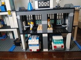 LEGO City: Police Station (7498) Complete Retired Set W/ Instructions