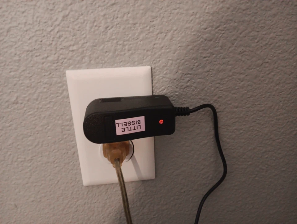 Aspiradora inalámbrica de mano Bissell Pet Stain Eraser con cargador Mod# 2003 Foto 3 de 4