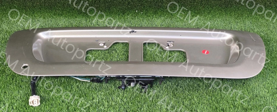 Puerta levadiza trasera Toyota Sequoia 2001-2007 soporte placa pestillo adorno OEM Foto 3 de 4
