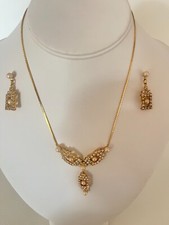 VINTAGE GOLD TONE FAUX PEARL RHINESTONE NECKLACE AND EARRINGS SET