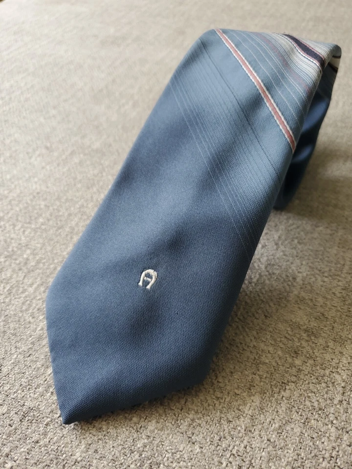 Corbata Etienne Aigner para hombre, seda, acero azul con rayas estrechas blanco coral 56" Foto 2 de 4