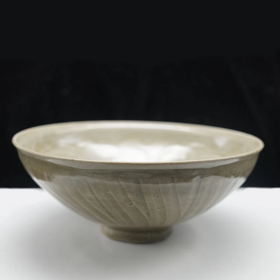 Antiguo tazón de porcelana tallado Yaozhou Celedon de cerámica china rara de la dinastía Song Foto 3 de 4