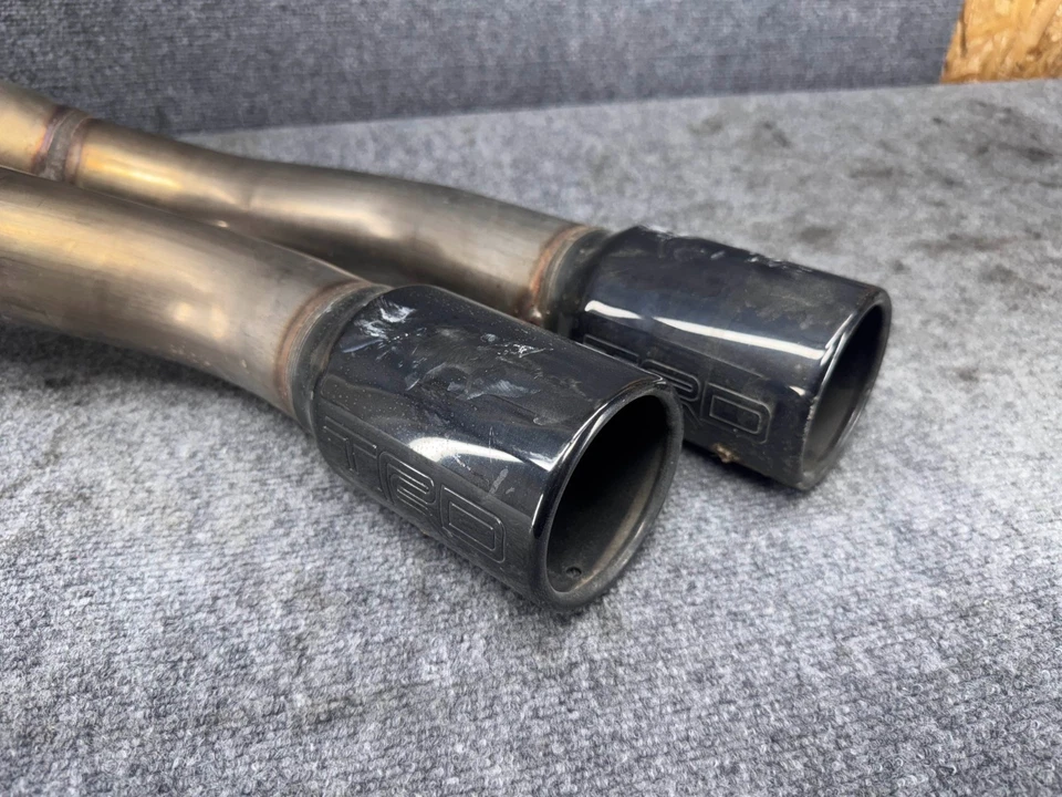 TOYOTA TUNDRA TRD 22-25 TUBO SILENCIADOR ESCAPE PUNTAS NEGRAS PARACHOQUES TRASERO 3.4L OEM Foto 2 de 4