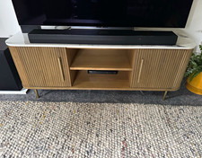 House Beautiful Nia Quartz Top Ribbed Oak TV unit Stand 130cm, 2 Door Storage