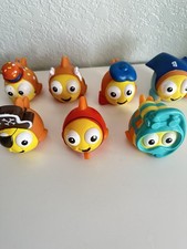 A lot of seven goldfish swim school bath tub toys smile makers