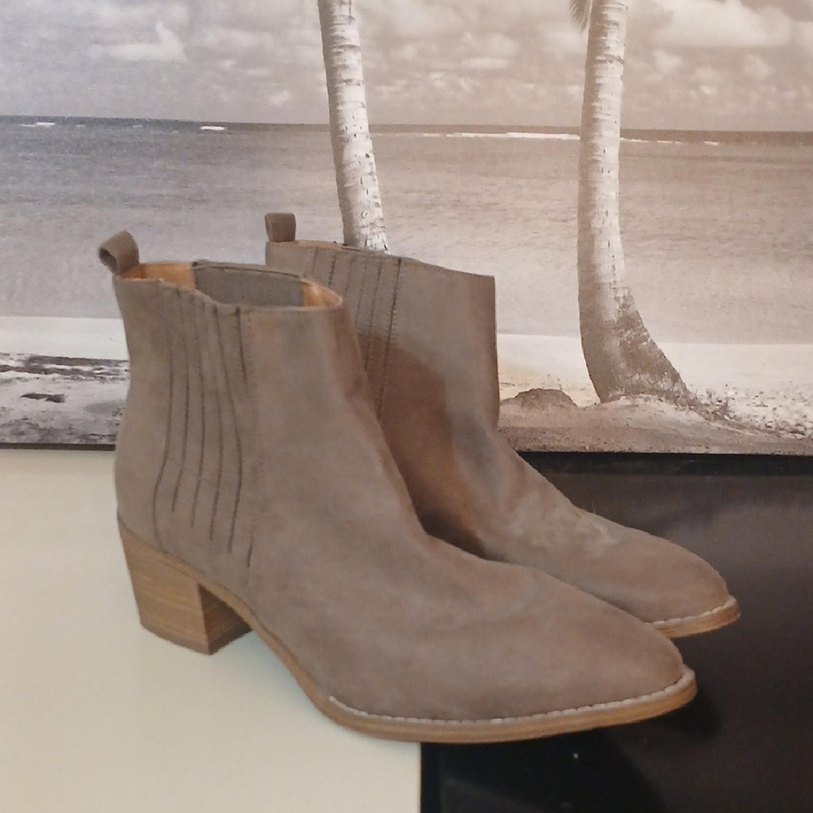 MAKE OFFER Universal Thread Tan Ankle Booties wit… - image 1