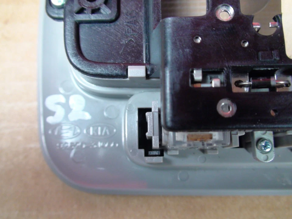 2007-2012 Hyundai Veracruz Overhead Console Dome Reading Lamp with Switches OEM - Image 3 of 4