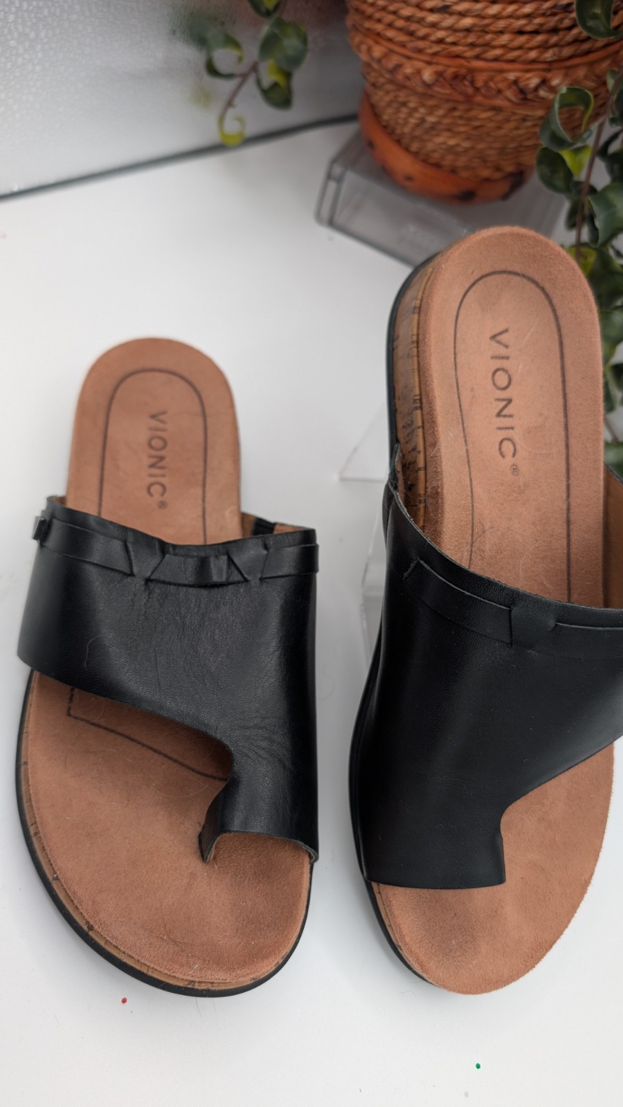 Vionic Cindy Black Leather Toe-Loop Slide Sandals… - image 1