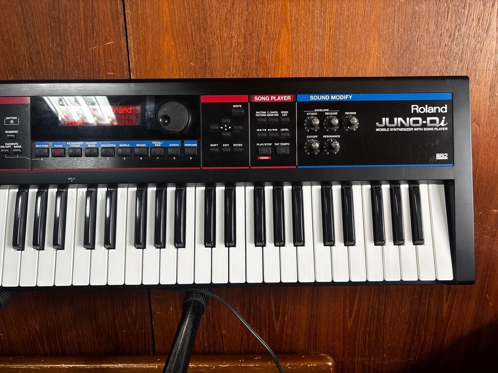 Roland Juno-Di Portable 61-key Mobile Synthesizer w/ bag power
