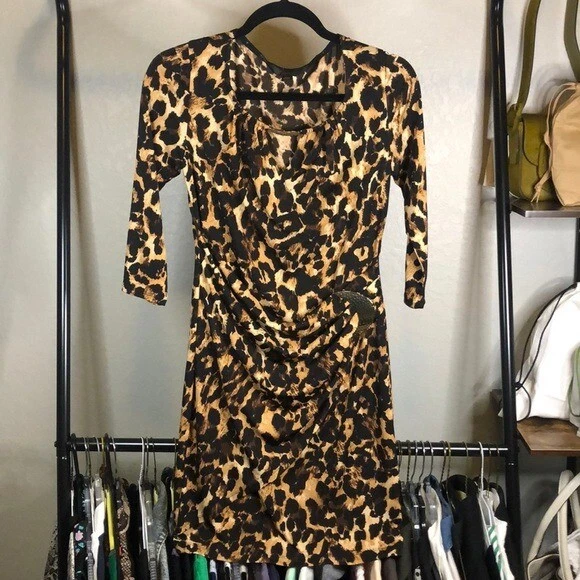 Vestido de leopardo envolvente falso Thalia Sodi