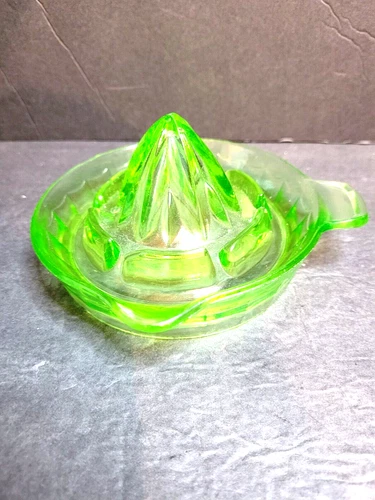 Vintage federal glass uranium green glass juicer (Bc-3-M-2)