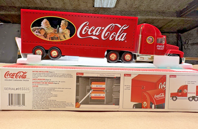 Coca-Cola 2000 Holiday Gold Caravan Truck Santa Pack Edition