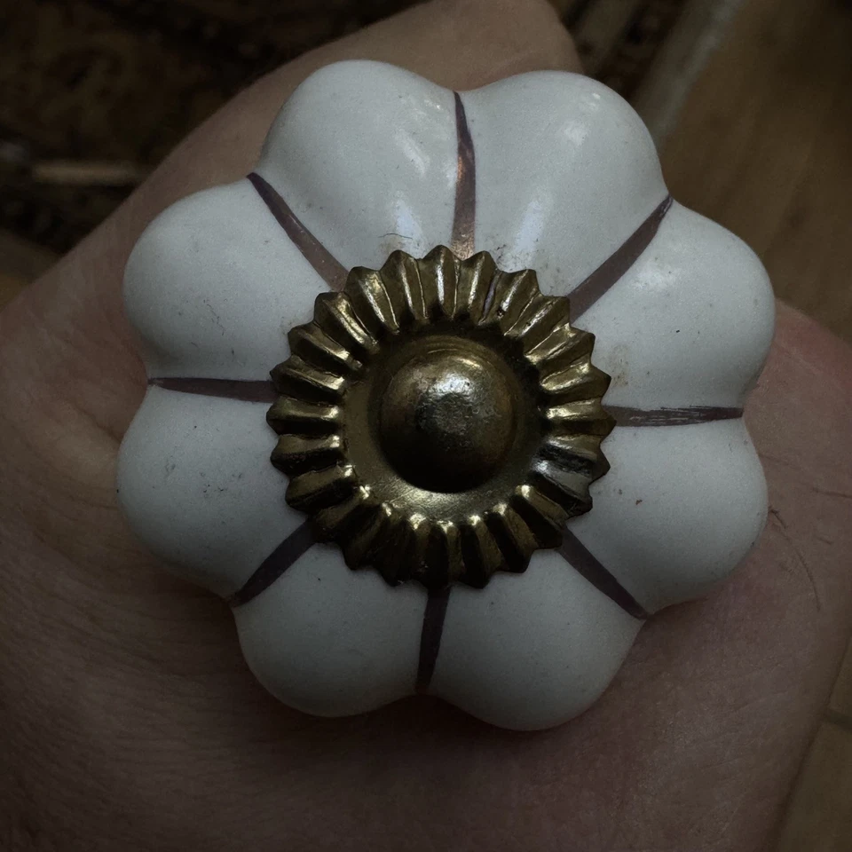 26 x Ceramic CABINET DOOR/DRAWER KNOBS. - Image 4 of 4