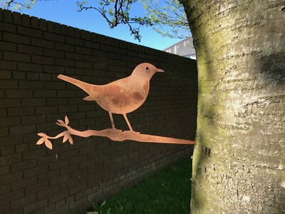 Schwarzer Vogel auf einem Zweig Silhouette rostig Metall Vogel Patina Garten Kunst Ornament mild