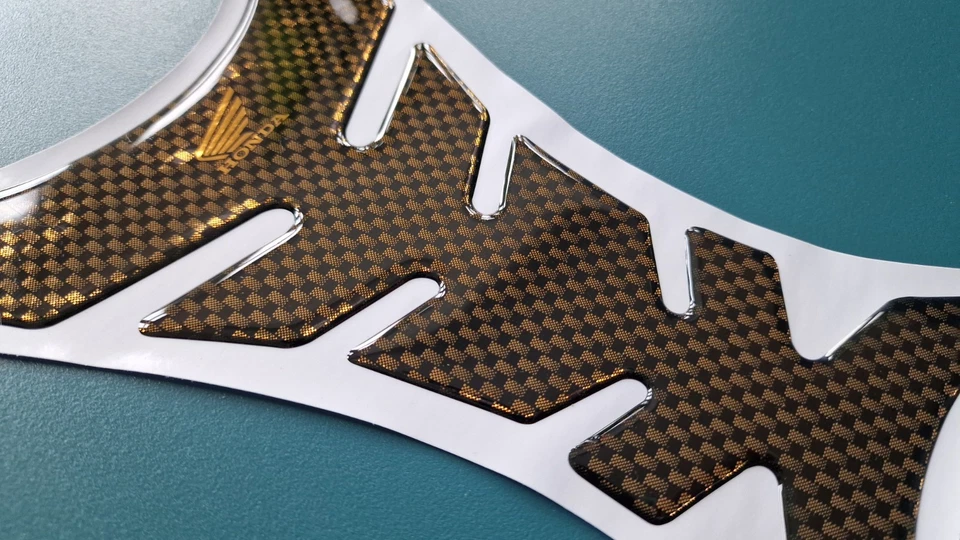 ЗОЛОТАЯ гелевая защитная накладка на бак для мотоциклов HONDA — углеродный эффект - Изображение 2 из 3