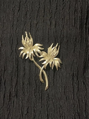 Vintage Gold Tone Double Flower Brooch – Retro Floral Pin Costume Jewelry