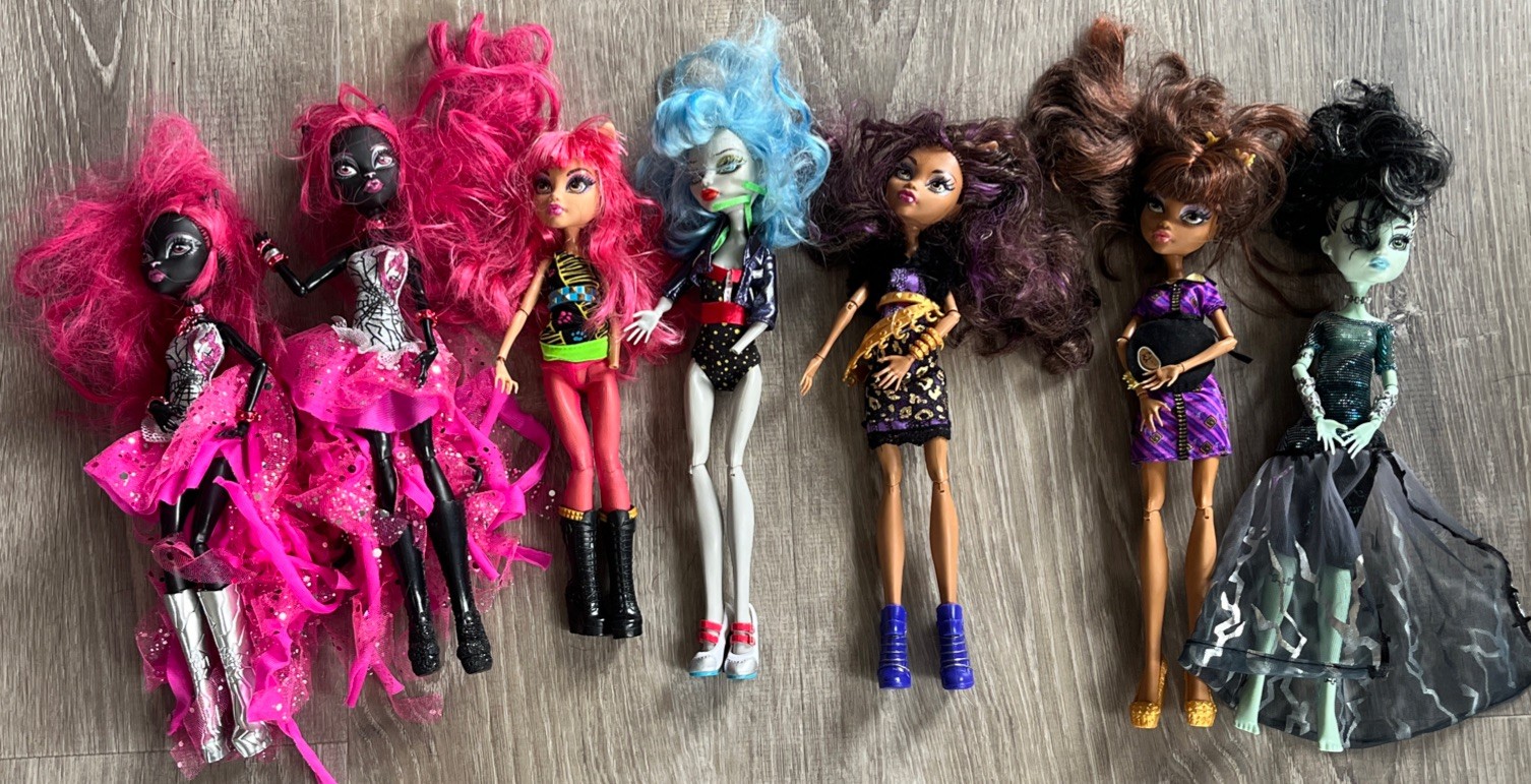 Monster High School 7 Dolls, Accessories and Play set 