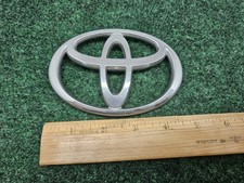 Toyota Matrix Grille Emblem 75311-aa030 Oem Chrome Gl7 Toyota Matrix Grille Emblem 75311-aa030 Oem Chrome Gl7