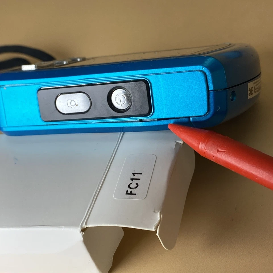 Polaroid IS048  Digital Camera  ( With Crack Line ) AS IS /TESTED WORKING /4G Tf - Image 3 of 4