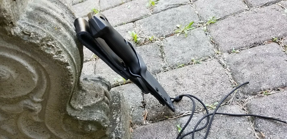 Funda Kydex personalizada para el cuchillo BK2 con accesorio de cinturón de caída de cuero desplazado Foto 3 de 4