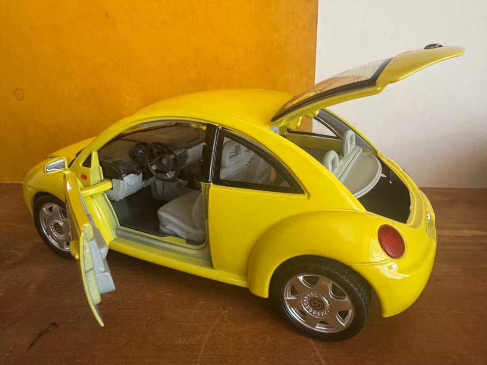 Volkswagen VW Burago 1998 fundido a presión 1/18 nuevo amarillo escarabajo Foto 4 de 4