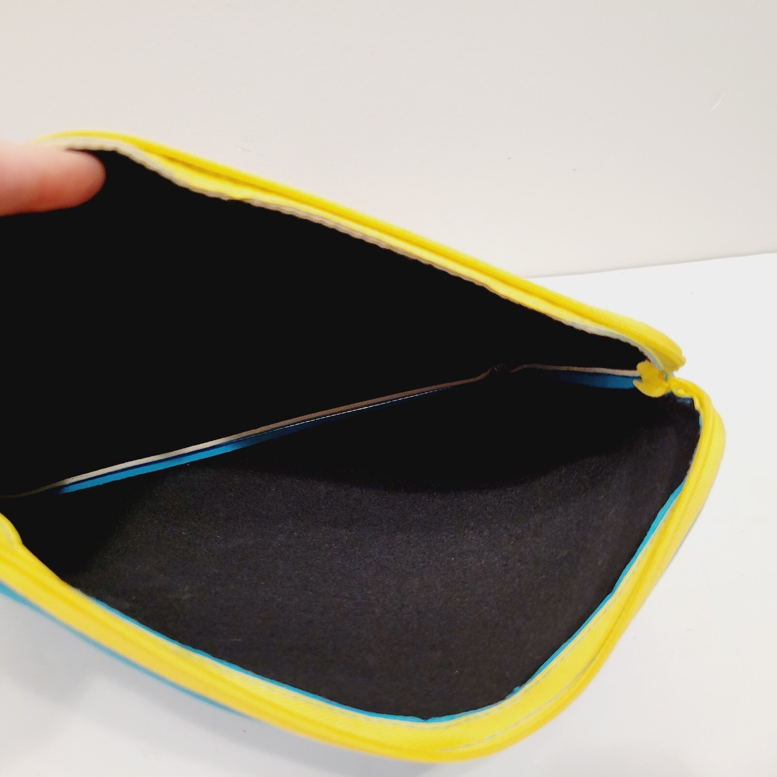 2013 SpongeBob Squarepants Collectible Tablet Cosmetic Travel Bag Qatar