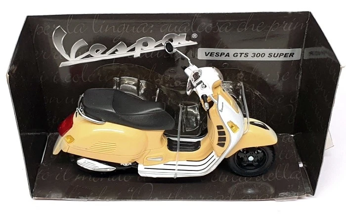 Cararama 1/12 Scale 01529 - Vespa GTS 300 Super Motorbike - Beige/White - Image 4 of 4