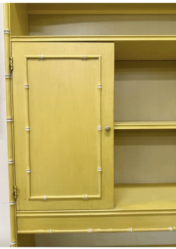 Escritorio y librería iluminados Mid Century icónicos Thomasville Allegro amarillo imitación bambú Foto 4 de 4