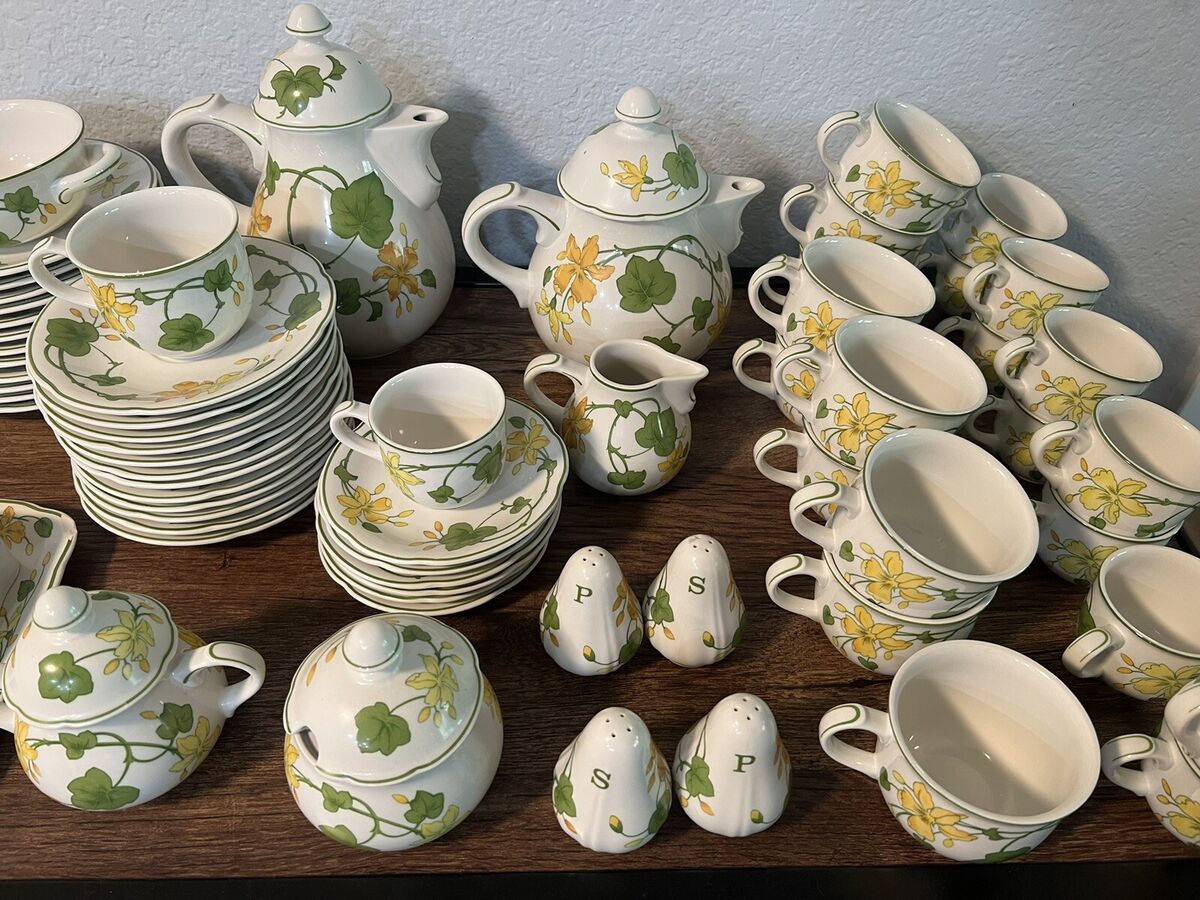 Villeroy & Boch VTG Geranium Pattern Dinnerware Set 124 Villeroy & Boch VTG Geranium Pattern Dinnerware Set 124