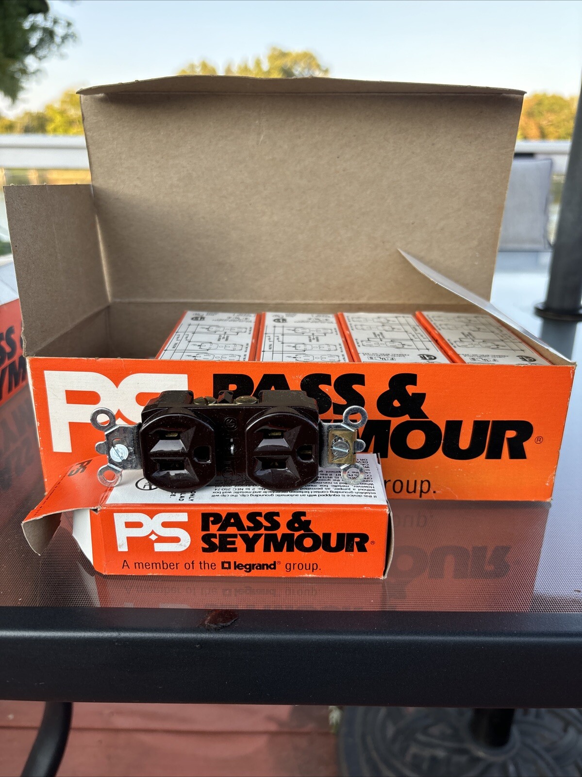 pass and seymour legrand Duplex Receptacle 5252 15A., 125V.