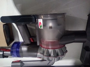 Dyson V8 Total Clean - mit Zubehör (neuer Akku)