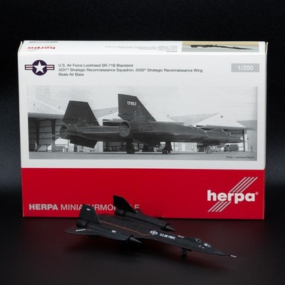 US Air Force USAF Lockheed SR-71B Blackbird ''Beale AFB'' 1:200 - Herpa 559454