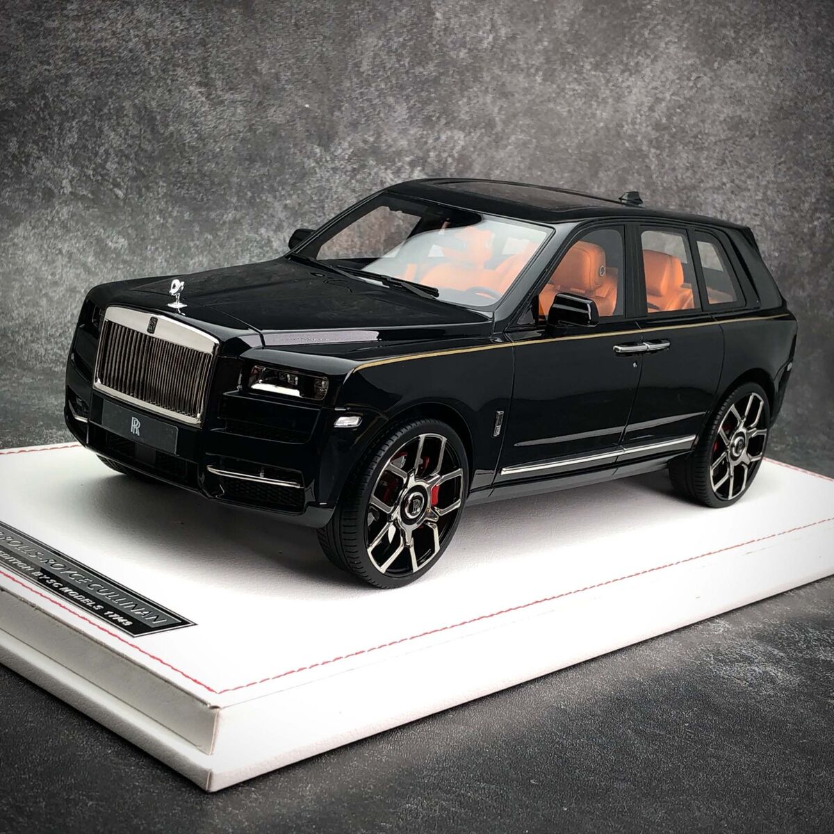 Rare Original 1:18 Rolls-Royce Cullinan SUV Diecast Car Rare Original 1:18 Rolls-Royce Cullinan SUV Diecast Car