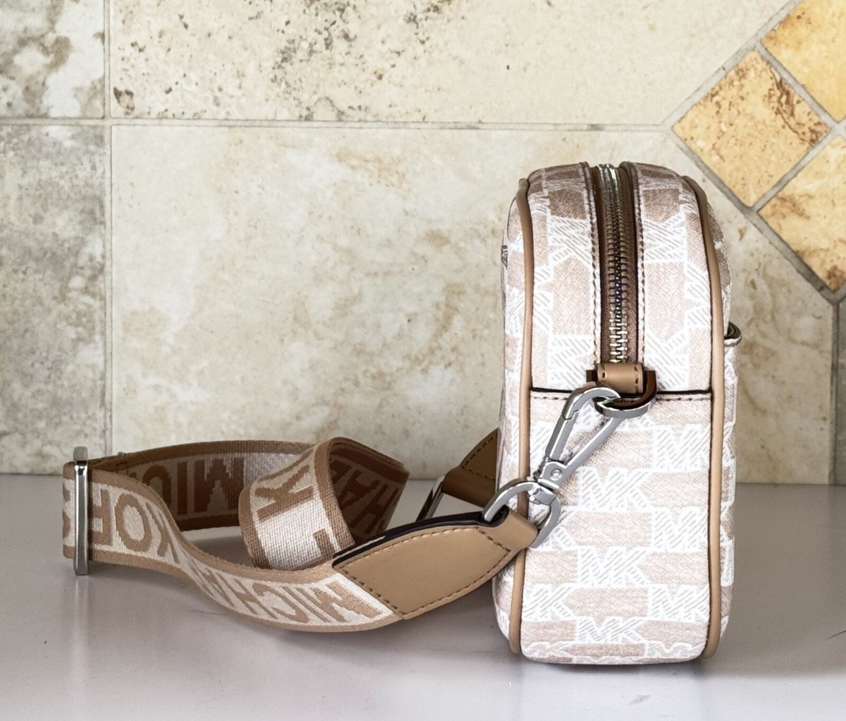 MICHAEL KORS JET SET TRAVEL MD OVAL CAMERA CROSSBODY BAG MK CAMEL