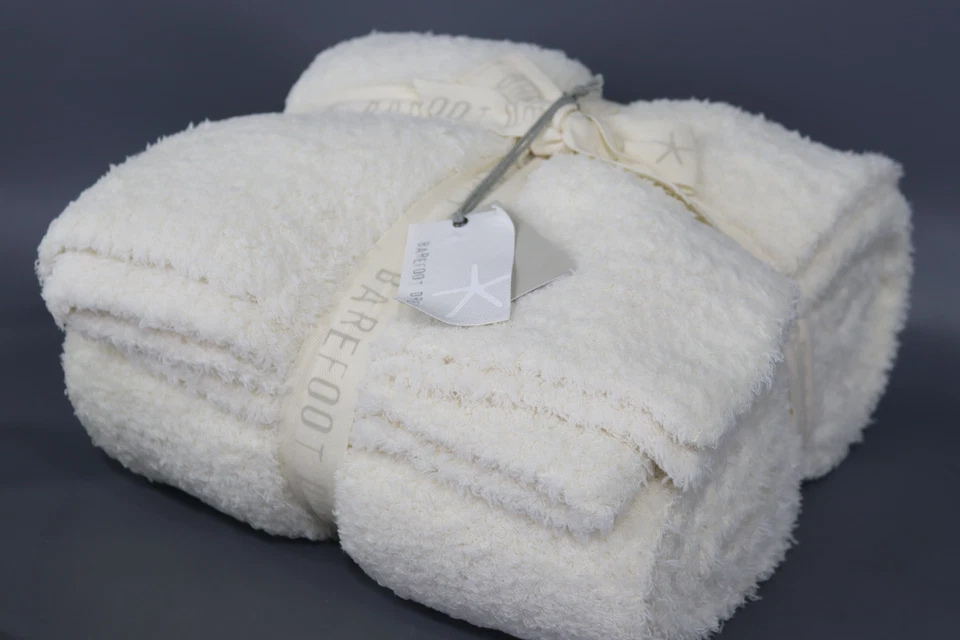 Manta barefoot dreams CozyChic™ en crema Foto 3 de 4