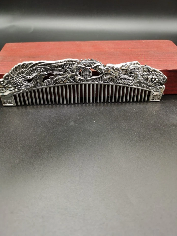 Un peine de plata tibetano con patrones de dragón y fénix en relieve B Foto 3 de 4