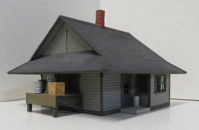 RAILWAY STATION. BUILT. WOOD. WEATHERED. DETAILED. HO
