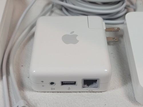 Apple AirPort Extreme Base Station A1408 & Airport Express Base Station A1084 - Picture 5 of 14