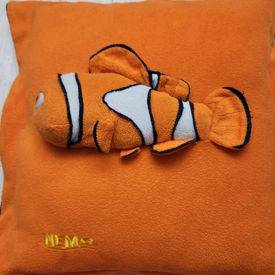 Almohada cuadrada decorativa de felpa Finding Nemo 3D 18" x 20" Foto 3 de 4