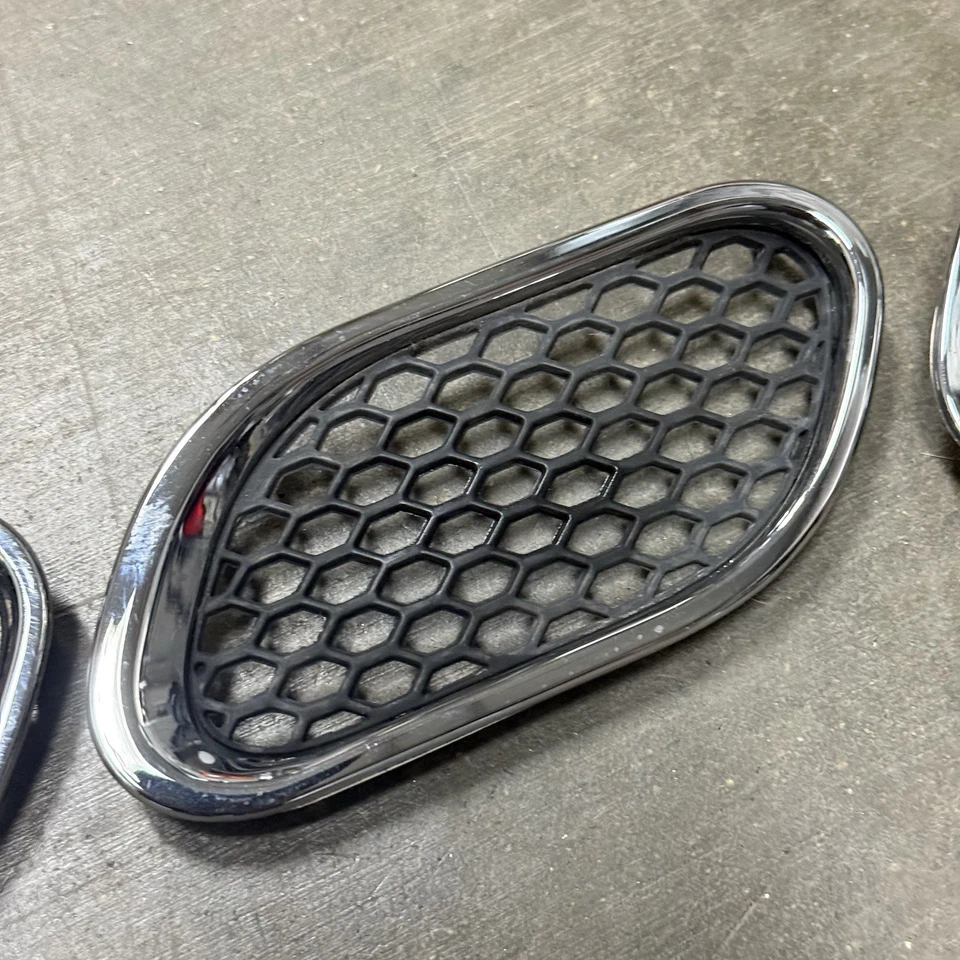 2003-2013 Maserati Quattroporte M139 Right Side Fender Grill Grille Vent Set OEM - Image 3 of 4