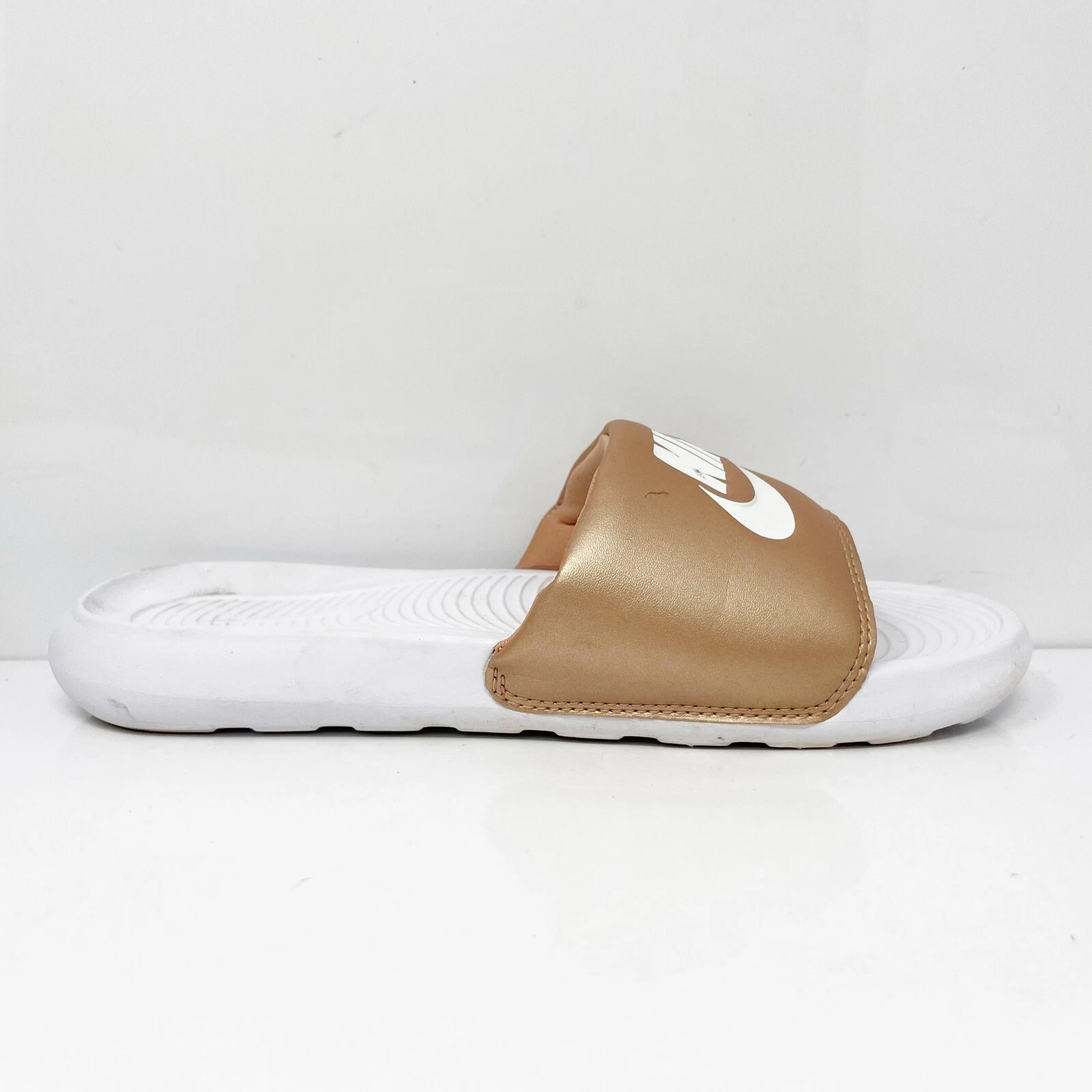 Sandali Nike donna Victori One CN9677 900 oro punta aperta slip on slide taglia 8